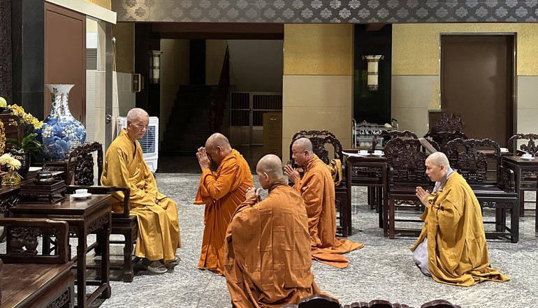 Hòa thượng Trưởng ban Trị sự GHPGVN tỉnh Cà Mau và các vị trong phái đoàn đảnh lễ tác bạch trình Đức Pháp chủ về những vấn đề của Phật giáo ở địa phương cực Nam của Tổ quốc
