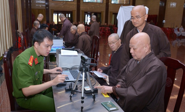 Hòa thượng Thích Lệ Trang, Trưởng ban Trị sự GHPGVN TP.HCM được cán bộ hướng dẫn và thực hiện đăng ký kích hoạt và sử dụng tài khoản định danh điện tử (VNeID).