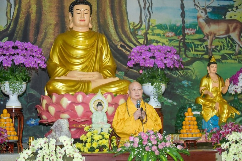 Hòa thượng Thích Lệ Trang sách tấn hơn 1.000 hành giả tại hạ trường Học viện Phật giáo VN tại TP.HCM