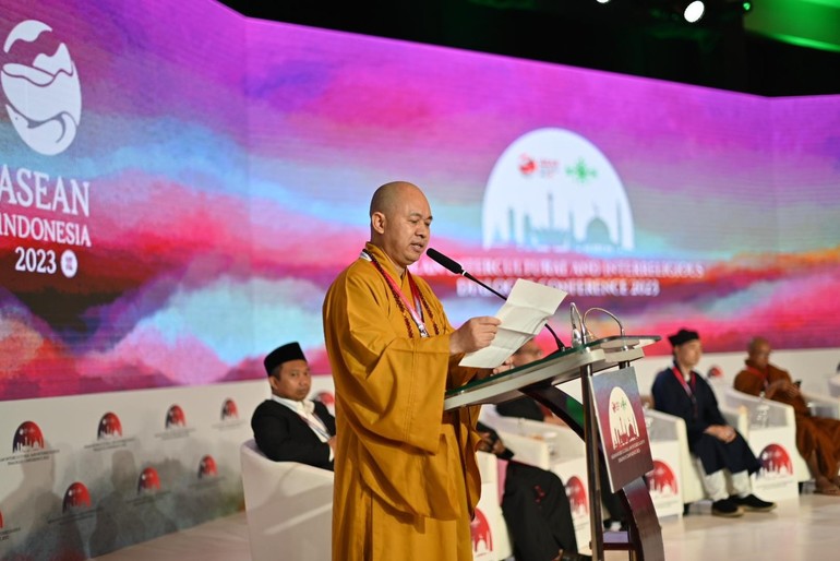 Thượng tọa Thích Đức Thiện phát biểu tại Hội nghị đối thoại tôn giáo và văn hóa ASEAN 2023