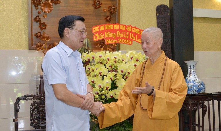 Đức Pháp chủ GHPGVN chia sẻ với Thiếu tướng Phạm Ngọc Việt tại chùa Huê Nghiêm - Ảnh: Bảo Toàn/BGN