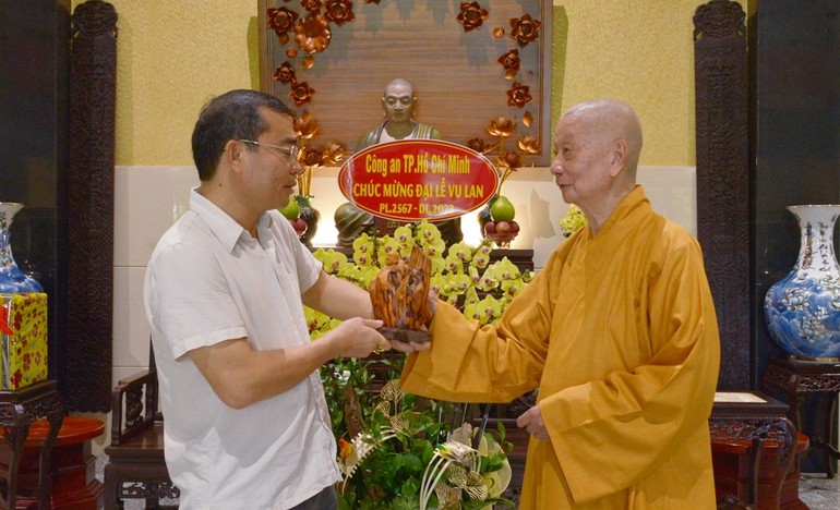 Đức Pháp chủ GHPGVN tặng quà lưu niệm nhân Đại lễ Vu lan đến Đại tá Lê Quang Đạo - Ảnh: Bảo Toàn/BGN