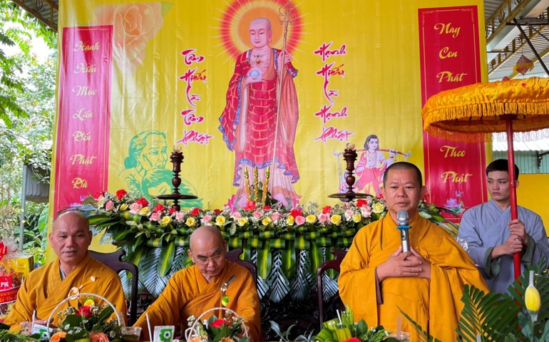 Đại đức Thích Minh Tịnh đạo từ tại lễ Vu lan do chùa Liên Trì tổ chức