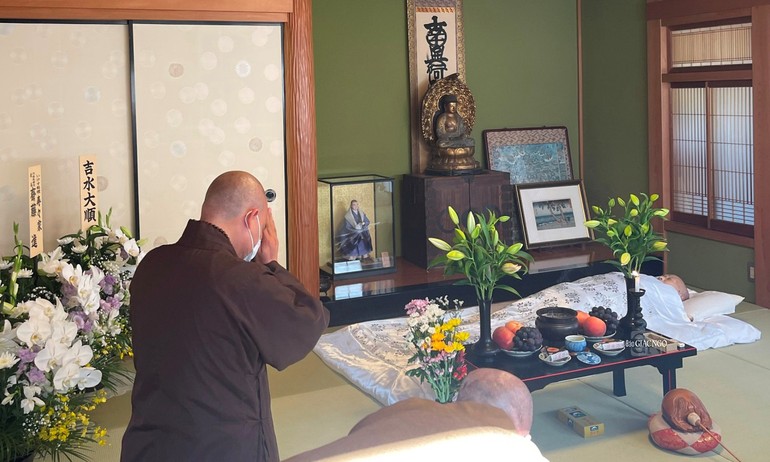 Thượng tọa Thích Thanh Phong đảnh lễ Hòa thượng Yoshimizu Daichi vừa viên tịch tại chùa Tịnh An - Ảnh: BGN