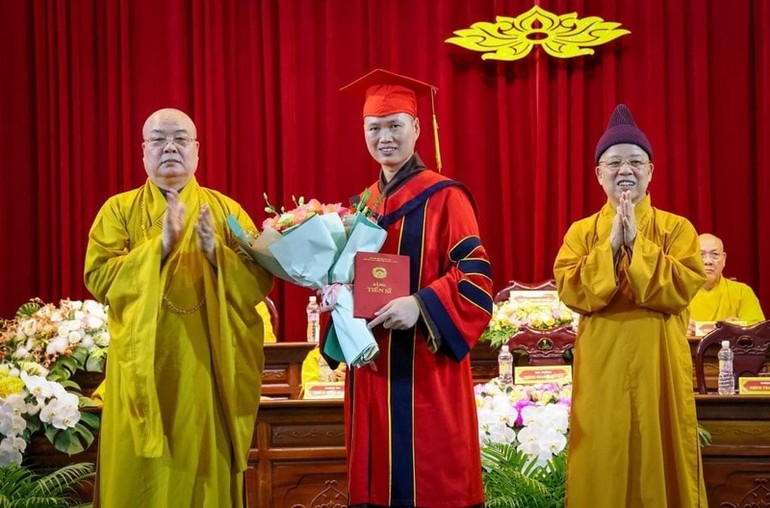 Hòa thượng Thích Thanh Nhiễu và Hòa thượng Thích Thanh Quyết trao Bằng tiến sĩ, tặng hoa chúc mừng Đại đức Thích Đạo Tấn