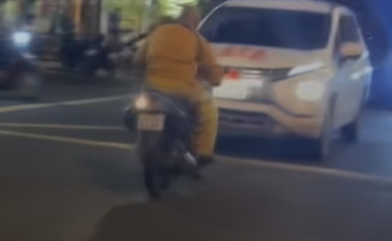 Hình trích từ clip “nhà sư tại Đắk Lắk” chạy xe lạng lách trên đường...