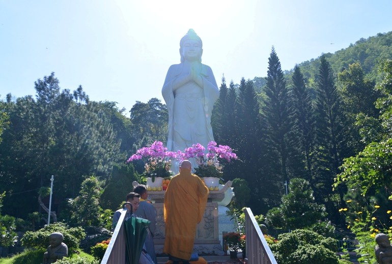 Trước tôn tượng Đức Phật A Di Đà trong khuôn viên chùa Linh Sơn Bửu Thiền, gần đỉnh núi Thị Vãi - Ảnh: Bảo Toàn/BGN