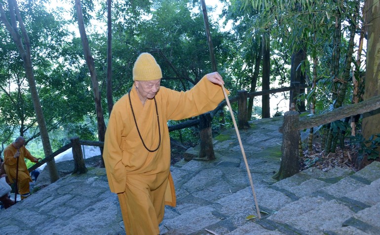Trưởng lão Hòa thượng Thích Trí Quảng trong lần thăm lại chùa Linh Sơn Bửu Thiền ở núi Thị Vãi sáng 24-10-2023 - Ảnh: Yên Hà/BGN