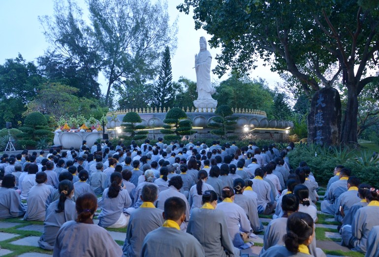 Thời kinh sáng của Phật tử Đạo tràng Pháp Hoa tại chùa Huê Nghiêm - Ảnh: Bảo Toàn/BGN