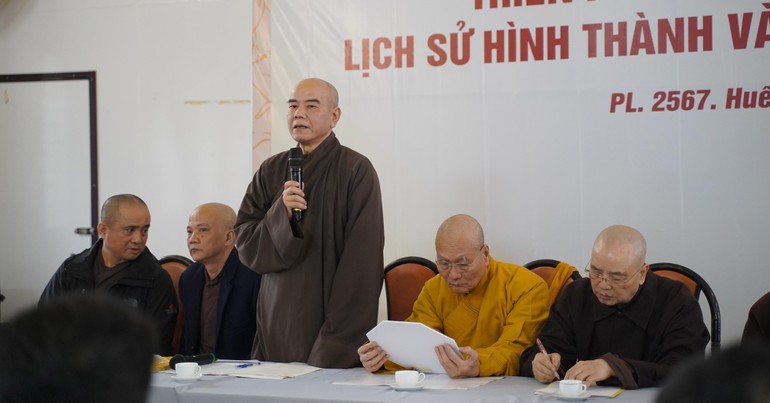 Thượng tọa Thích Nguyên Thành trả lời báo chí trong buổi họp báo của Ban Tổ chức chiều ngày 27-12-2023 tại Trung tâm Văn hóa Phật giáo Liễu Quán - Ảnh: BTC