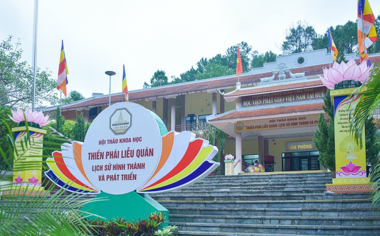 Trang hoàng ở cơ sở II Học viện Phật giáo VN tại Huế chuẩn bị cho hoạt động hội thảo khoa học - Ảnh: Quảng Đạo/BGN