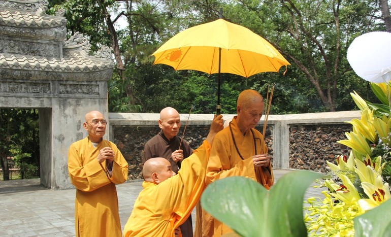 Đại lão Hòa thượng Thích Trí Quảng dâng hương trước bảo tháp Tổ sư Liễu Quán vào mùa hạ năm 2020 nhân về thăm Phật giáo Huế - Ảnh: Quảng Điền/BGN