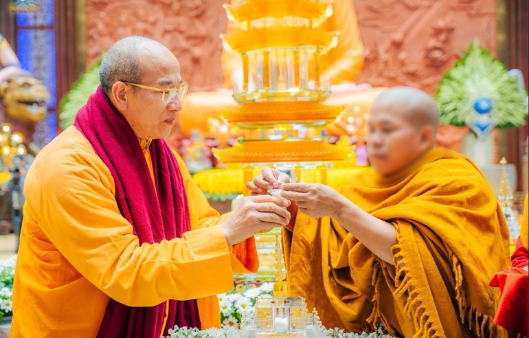 Đại đức Thích Trúc Thái Minh vừa bị Giáo hội họp áp dụng kỷ luật vì trực tiếp liên quan việc tổ chức trưng bày vật thể được cho là "xá-lợi tóc Đức Phật" cung thỉnh từ Myanmar về chùa Ba Vàng - Ảnh: Internet