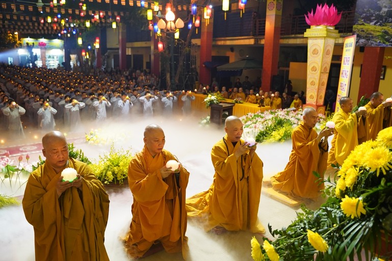 Chư tôn đức và Phật tử trong trong nghi thức dâng hoa đăng cúng dường lên Đức Phật trong "Đêm hội hoa đăng" mừng Đức Thích Ca thành đạo tại chùa Bằng (Hà Nội)