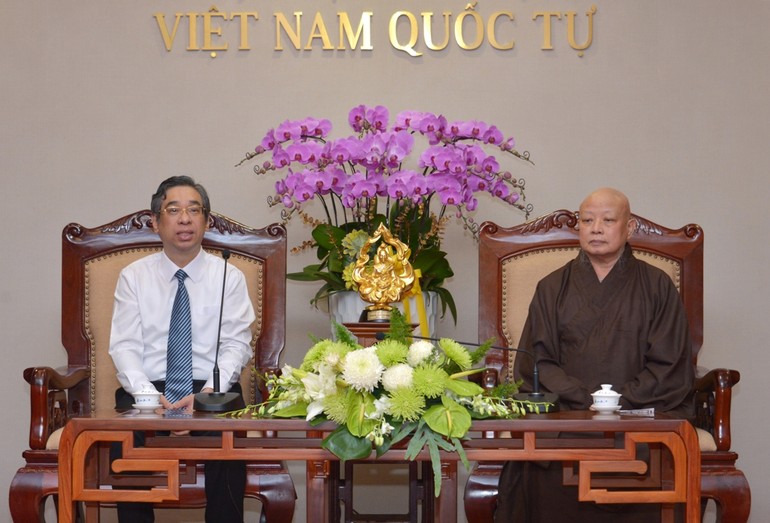 Phó Bí thư Thành ủy TP.HCM Nguyễn Phước Lộc và Hòa thượng Thích Lệ Trang