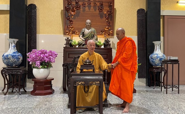 Đức Pháp chủ GHPGVN với Hòa thượng Đào Như, Phó Chủ tịch Hội đồng Trị sự, Trưởng ban Trị sự Phật giáo TP.Cần Thơ, Viện trưởng Học viện Phật giáo Nam tông Khmer tại Cần Thơ, sáng 1-2-2024