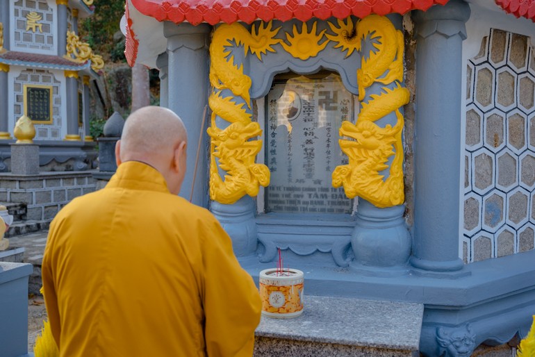 Trưởng lão Hòa thượng Thích Thiện Nhơn đảnh lễ trước bảo tháp Đại lão Hòa thượng Thích Minh Nguyệt tại vườn tháp tổ đình Thiên Thai