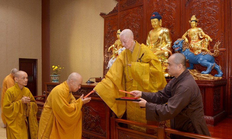 Đại lão Hòa thượng Đệ tứ Pháp chủ GHPGVN trao lộc năm mới đến chư Tăng sáng mồng 3 Tết Giáp Thìn tại chùa Huê Nghiêm (TP.Thủ Đức) - Ảnh: Bảo Toàn/BGN
