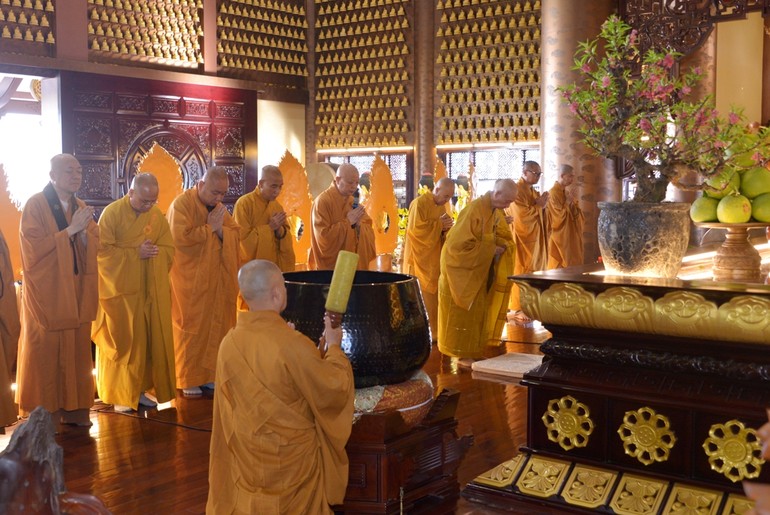 Chư Tăng tham dự Lễ khai kinh Dược Sư ngày mồng 3 Tết tại chánh điện chùa Huê Nghiêm - TP.Thủ Đức - Ảnh: Bảo Toàn/BGN
