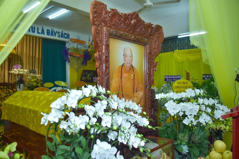 Di ảnh và kim quan Trưởng lão Hòa thượng Thích Hiển tu tôn trí tại giảng đường Chánh Trí thuộc chùa Phật Học Xá Lợi - Ảnh: Quảng Đạo/BGN