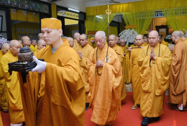 Đức Pháp chủ GHPGVN quang lâm tưởng niệm và tiễn đưa Trưởng lão Hòa thượng Thích Hiển Tu tân viên tịch rời chùa Phật Học Xá Lợi về nhập tháp tại tổ đình Bửu Sơn ở quê nhà Bến Tre.