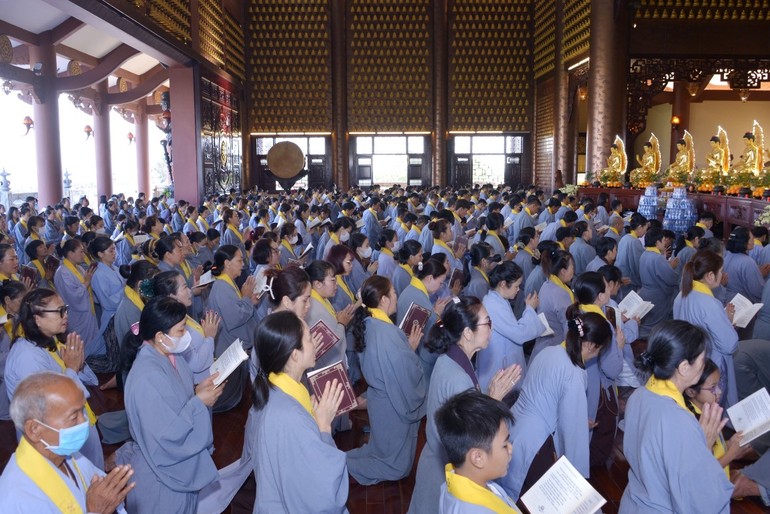 Hàng trăm người đến chùa quy y Tam bảo đầu năm Giáp Thìn - Ảnh: BGN