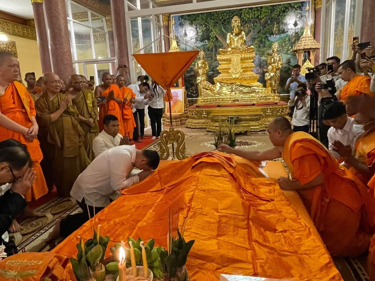 Thủ tướng Campuchia Hun Manet thành kính đảnh lễ nhục thân Đức Tăng vương Tep Vong trước khi cung thỉnh nhập kim quan - Ảnh: Khmer Times