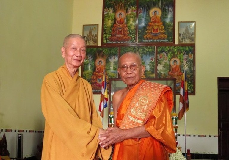 Đại lão Hòa thượng Thích Trí Quảng với Đại lão Hòa thượng Tep Vong trong lần gặp gỡ tại chùa Ounalom, Phnôm Pênh, Campuchia (tháng 6-2012) - Ảnh: Hoàng Độ/BGN