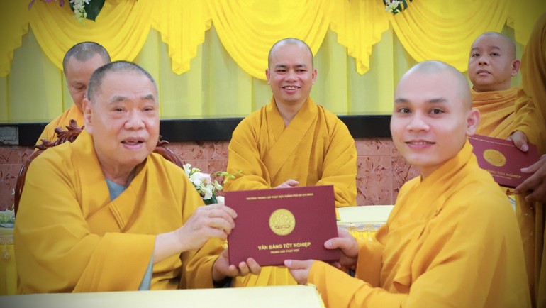 Trưởng lão Hòa thượng Thích Thiện Pháp trao Bằng tốt nghiệp Trung cấp Phật học đến Tăng sinh khóa 12