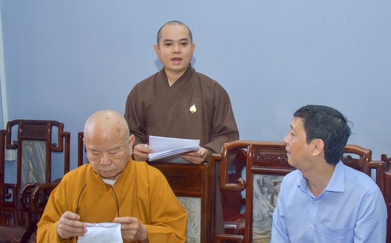 Đại đức Thích Bửu Lợi, trụ trì chùa Linh Sơn trình bày ý kiến của mình tại buổi làm việc với đoàn kiểm tra vào sáng 26-3