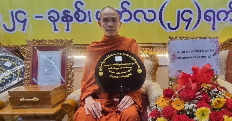 Đại diện Chính phủ Myanmar dâng tặng danh hiệu "Bậc xiển dương chánh pháp - Saddhamma Jotikadhaja" lên Đại đức Thích Thiện Ngọc (Ảnh: TTXVN phát)