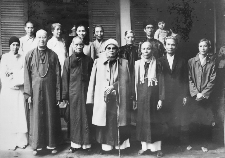 Hòa thượng Thích Trí Thủ (1909-1984) cùng với quý Hòa thượng Mật Hiển, Hòa thượng Thiện Siêu, Hòa thượng Thanh Trí và chư Ni, các Phật tử - Ảnh tư liệu của Báo Giác Ngộ