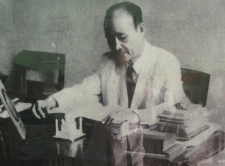 Bác sĩ Tâm Minh tại Văn phòng Ủy ban Bảo vệ Hòa bình Thế giới Việt Nam năm 1956 tại Hà Nội