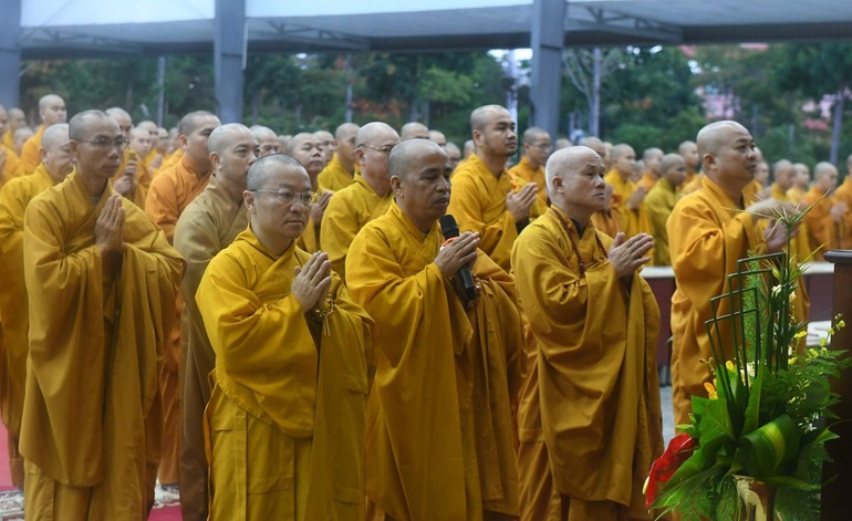 Hội đồng Điều hành, các giảng viên cùng Tăng Ni sinh viên cùng tu học chung trong Khóa huân tu do Học viện Phật giáo VN tại TP.HCM tổ chức trong mùa An cư kiết hạ - Ảnh: HV
