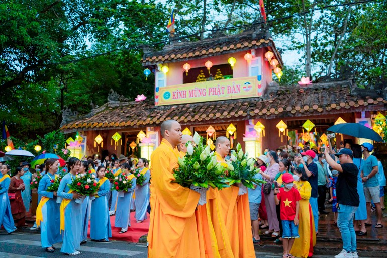 Lễ rước Phật tại Huế đã trở thành truyền thống và luôn thu hút đông đảo Tăng Ni, Phật tử tham dự trong tâm niệm kính mừng Phật đản