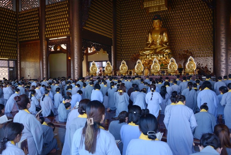 Hơn 600 người phát nguyện quy y Tam bảo, trở thành Phật tử, trong Lễ quy y sáng 21-4-2024 tại chùa Huê Nghiêm - Ảnh: BGN