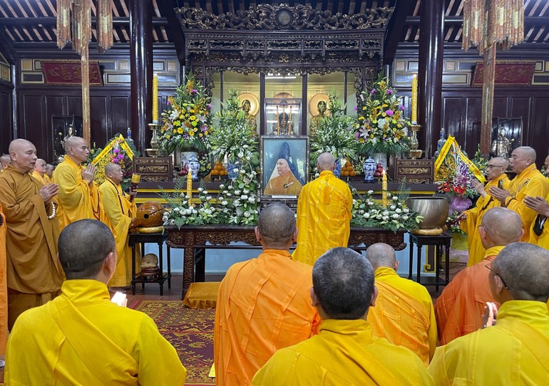 Lễ cúng ngọ cử hành tại chánh điện chùa Thiên Mụ theo nghi lễ truyền thống thiền môn cố đô