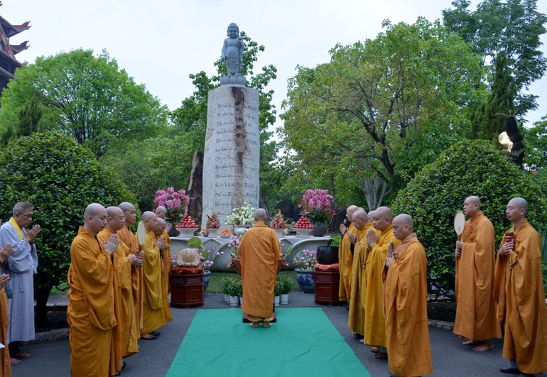 Lễ Tắm Phật tổ chức tại tôn tượng Đức Phật sơ sanh trong khuôn viên chùa Huê Nghiêm