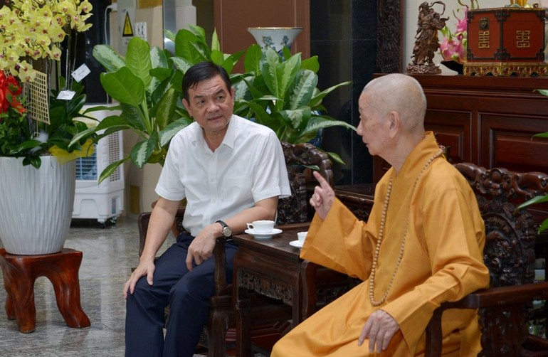 Đức Pháp chủ chia sẻ một số vấn đề với Trung tướng Lê Hồng Nam tại chùa Huê Nghiêm - TP.Thủ Đức