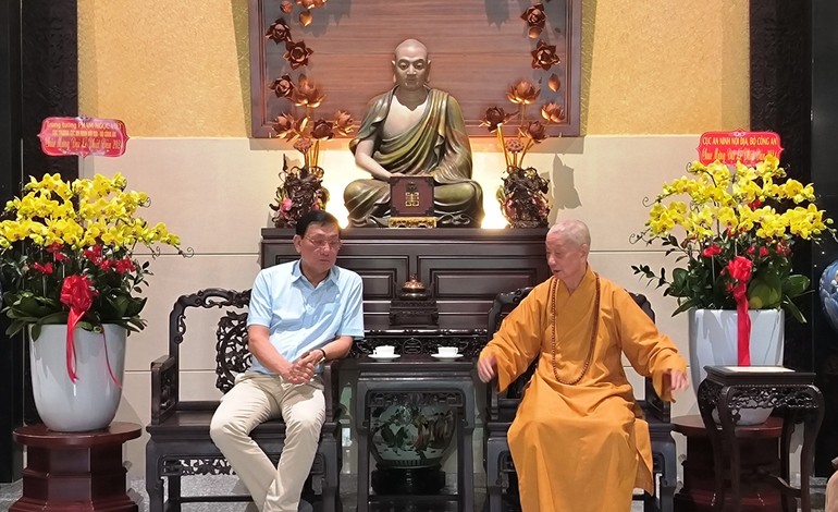 Đức Pháp chủ GHPGVN tiếp Trung tướng Phạm Ngọc Việt đến thăm và chúc mừng nhân Đại lễ Phật đản Phật lịch 2568