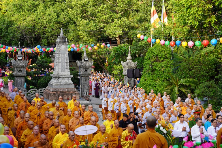 Chư Tăng Ni, quan khách và Phật tử tham dự tại lễ đài ngoài trời thiết trí ở chùa Long Sơn (TP.Nha Trang) - KHO