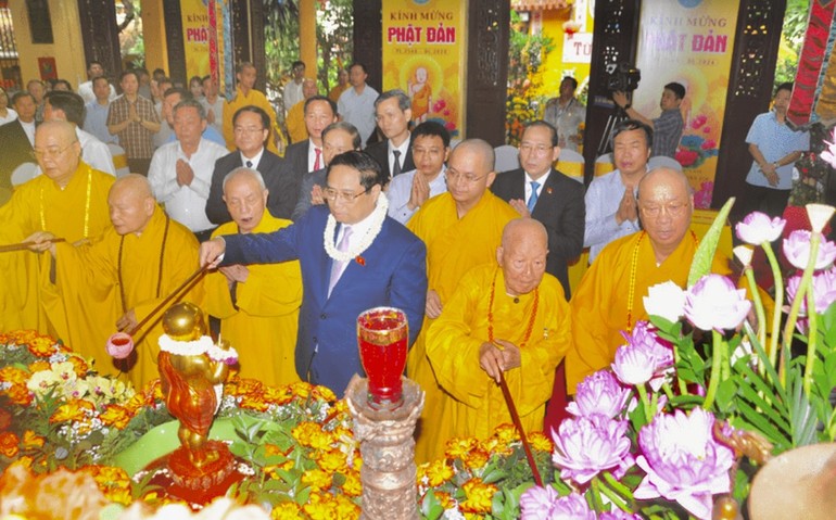 Chư tôn giáo phẩm GHPGVN cùng Thủ tướng Phạm Minh Chính thực hiện nghi thức Tắm Phật tại chùa Quán Sứ, Hà Nội