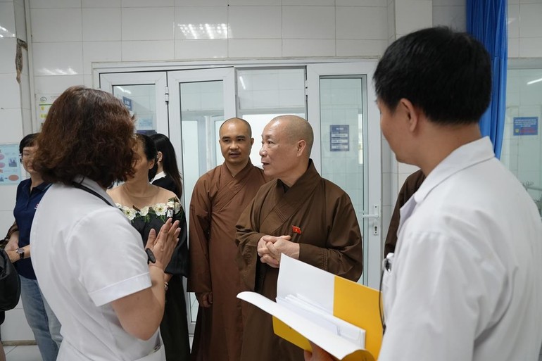 Hòa thượng Thích Bảo Nghiêm và chư Tăng đến thăm các nạn nhân đang điều trị tại Bệnh viện Giao Thông Vận Tải