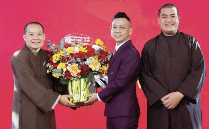 Quý Thầy chùa Kỳ Quang II tặng hoa chúc mừng 14 năm hoạt động của dự án "Đôi tay người mù - Ảnh: L.Đ.L
