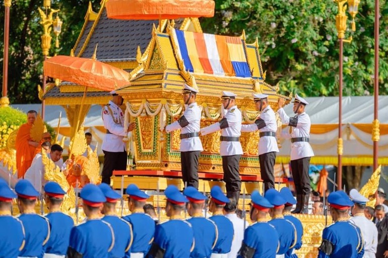 Đội nghi lễ hộ tống kim quan Đức Tăng vương Campuchia - Đại lão Hoà thượng Tep Vong đến nơi trà-tỷ - Ảnh: KMT