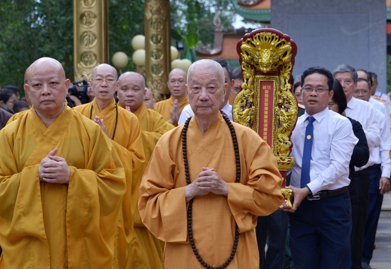 Cung thỉnh anh linh chư anh hùng, liệt sĩ, tiền nhân về Đền Bến Dược - Ảnh: Bảo Toàn/BGN