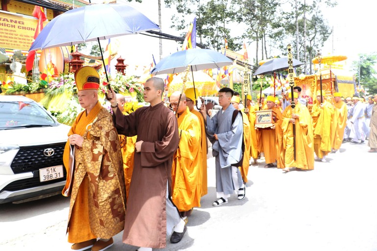 Phụng tống kim quan Hòa thượng Thích Chơn Minh nhập bảo tháp trong khuôn viên chùa Phước Lâm (P.2, TP.Sa Đéc, Đồng Tháp)