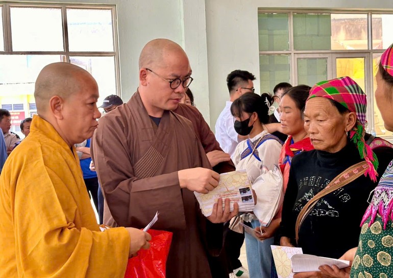 Đại đức Thích Minh Đạo và chư Tăng trao quà ủng hộ đến bà con các dân tộc tại vùng đất của Tổ quốc giáp biên giới Trung Quốc