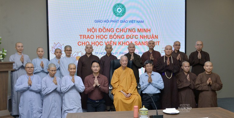 Đức Pháp chủ quang lâm trao học bổng Đức Nhuận đến Tăng Ni sinh viên chuyên khoa Sanskrit Phật học thuộc Học viện Phật giáo VN tại TP.HCM - Ảnh: Bảo Toàn/BGN