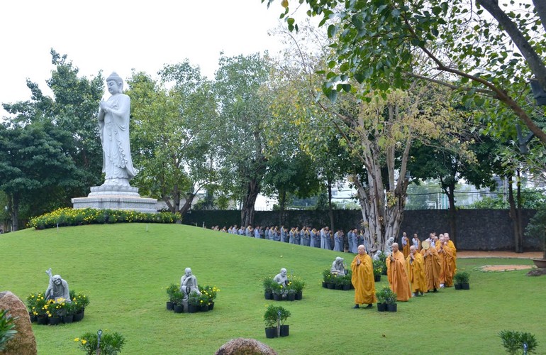 Kinh hành niệm Phật trong vườn Di Đà thuộc khuôn viên chùa Huê Nghiêm sáng nay, 15-12-2024 - Ảnh: Bảo Toàn/BGN